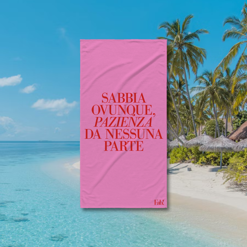 Immagine di Telo mare SABBIA OVUNQUE, PAZIENZA DA NESSUNA PARTE - Rosa